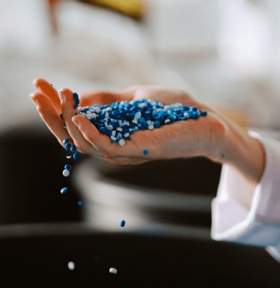 Ręka trzymająca plastik z recyklingu